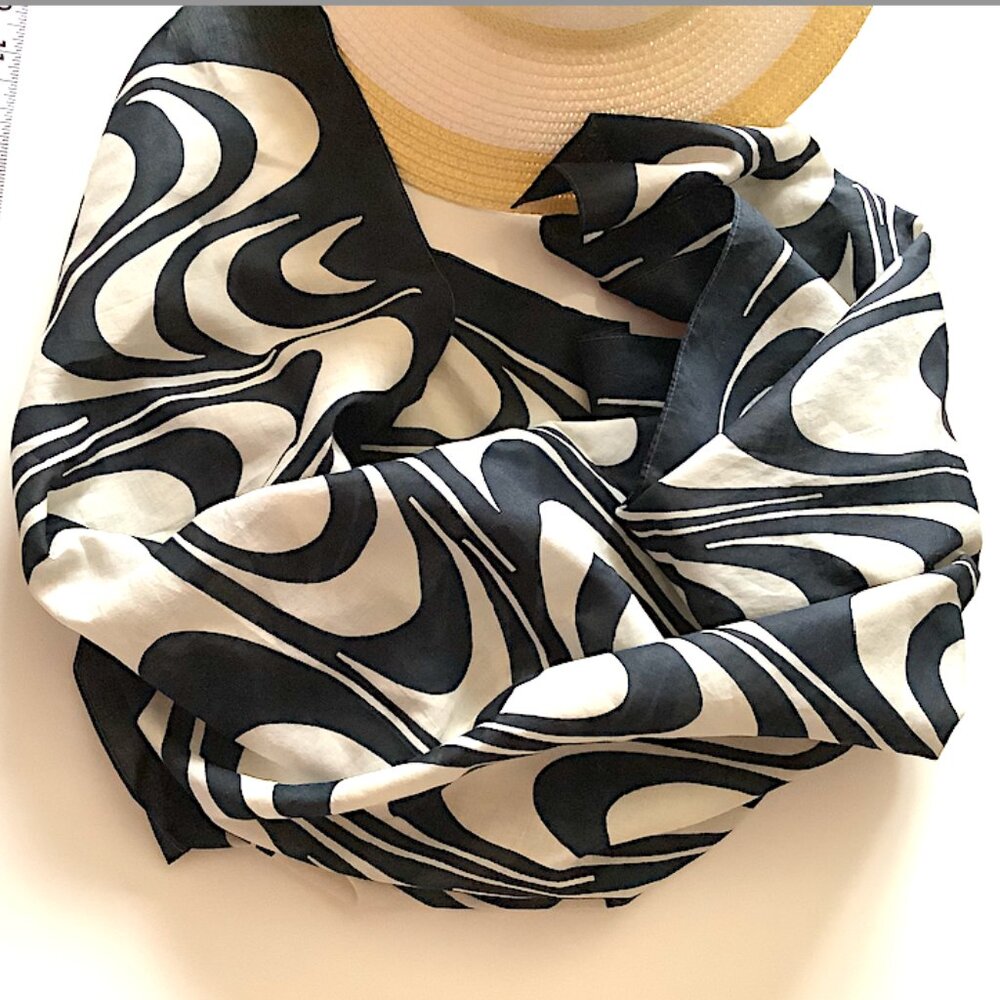 Black & White Swirl pattern Scarf: 31” X 31” vintage, unbranded, cotton-blend - Picture 6 of 6